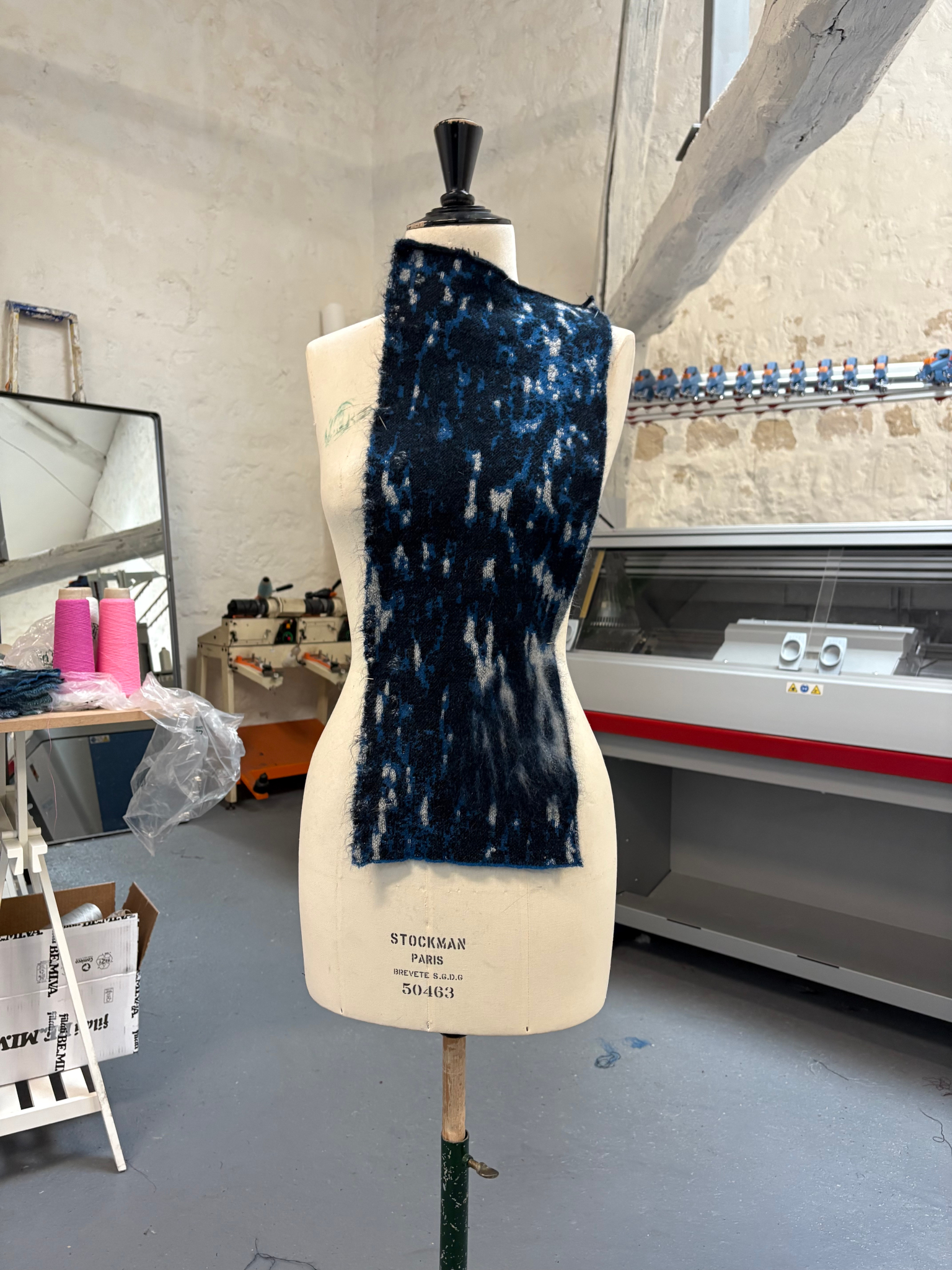tenue-bleue-sur-mannequin-en -bois