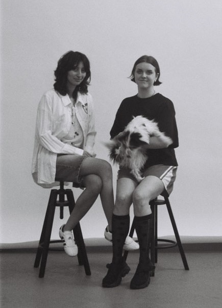 2-femmes-avec-1-chien-assises-tabourets