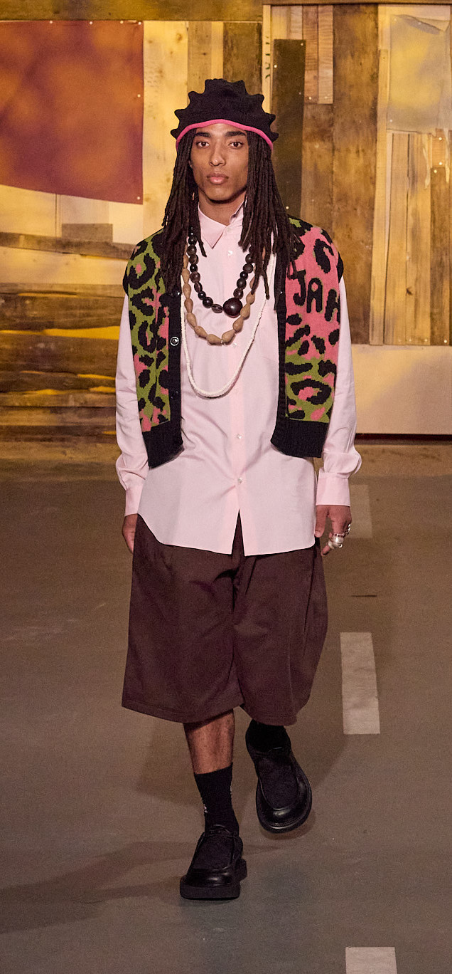 homme-rasta-tenue-bonnet-stretch-echarpre-maille-camouflage-rose-vert-noir-JAH-short-long-marron-chaussures-clarks-grand-modele