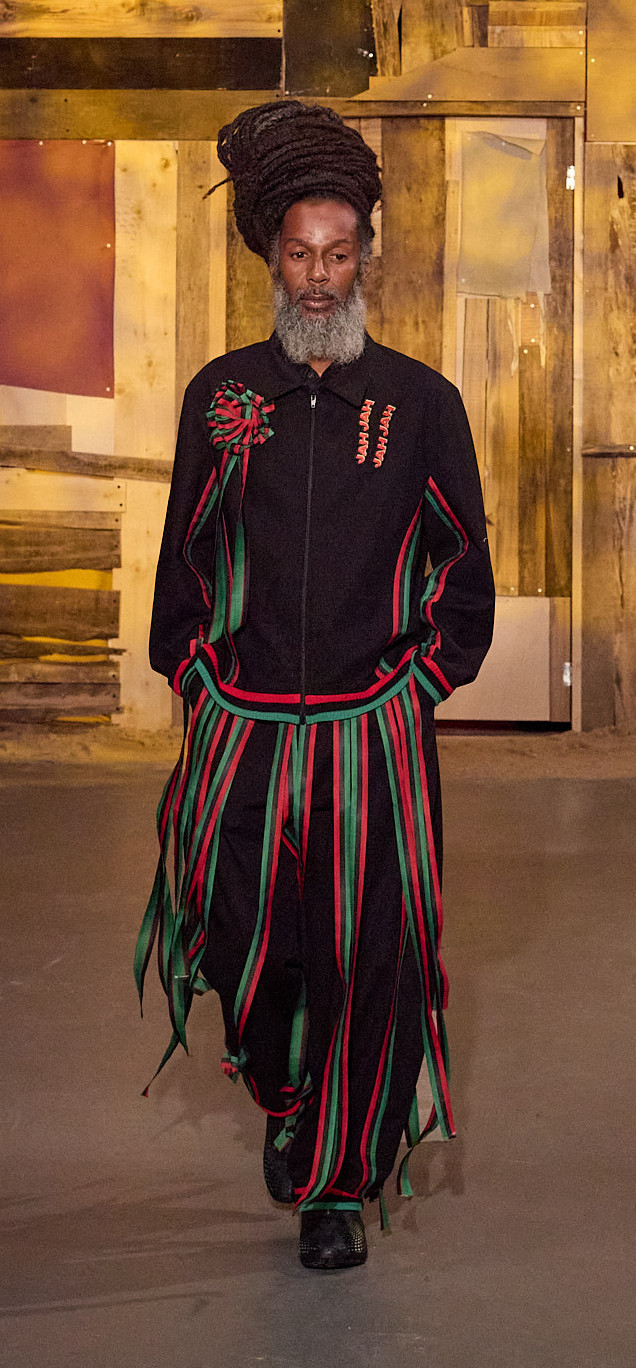 homme-rasta-tenue-noir-franges-vertes-et -rouges